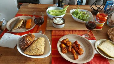 Akdeniz yemekleri. Peynir, salata ve deniz ürünleri. Lezzetli ısırıklar. Bulaşık servisi. Masanın üstünde muhteşem renkler var. Kızarmış bruschetta. Taze salata. Patates kızartması Peynirli kızarmış ekmek. Dilimlenmiş somon filetosu. Kızarmış ekmek. Beyaz peynirli Yunan salatası..