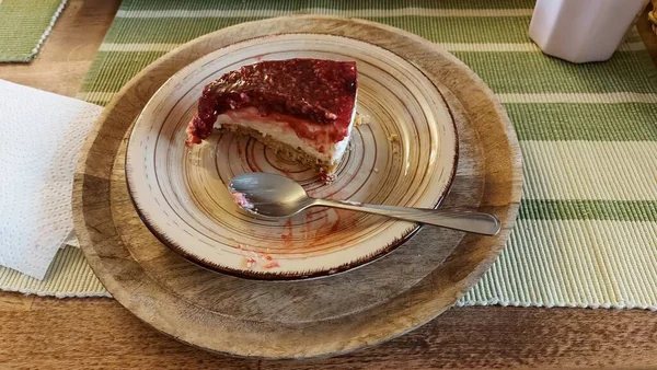 케이크는 맛있는 디저트입니다 속에는 코티지 꼭대기에는 젤리가 있습니다 가까이 — 스톡 사진