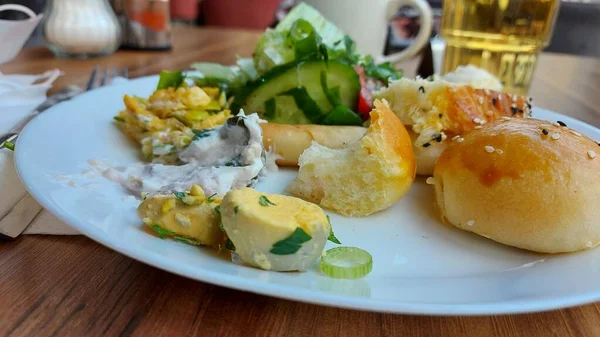 Akdeniz Yemekleri Sağlıklı Yiyecekler Peynir Salata Tabakta Lezzetli Isırıklar Bulaşık — Stok fotoğraf