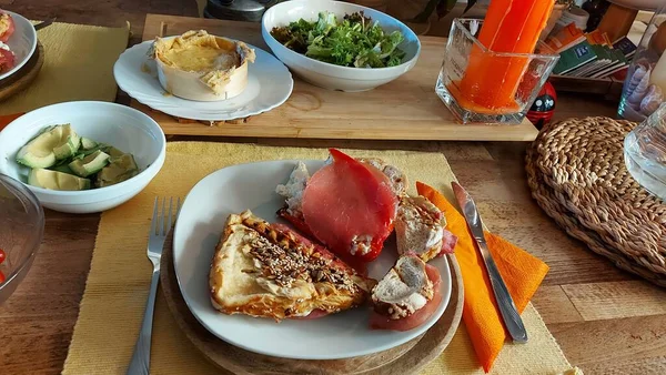 Mediterraans Eten Gezond Voedsel Kaas Salade Het Bord Lekkere Beten — Stockfoto