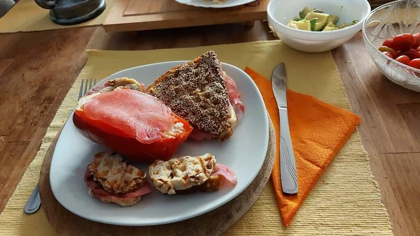 Средиземноморская Здоровое Питание Сыр Салат Тарелке Вкусные Укусы Подавать Блюда — стоковое фото