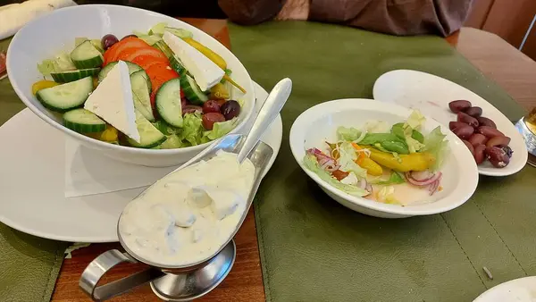 Salada Grega Com Queijo Feta Tomate Pepino Azeitonas Pão Crocante — Fotografia de Stock