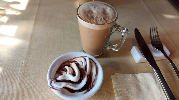 Café Uma Xícara Vidro Sorvete Cremoso Com Cobertura Chocolate Uma — Fotografia de Stock