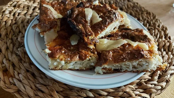 Doğulu Cheesecake Süt Hamuru Tabağı Reçelle Yenebilir Yemekler Beyaz Tabakta — Stok fotoğraf