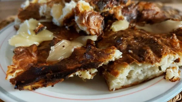 Doğulu Cheesecake Süt Hamuru Tabağı Reçelle Yenebilir Yemekler Beyaz Tabakta — Stok fotoğraf