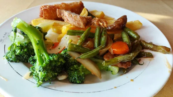 Mediterraans Eten Gezond Voedsel Zeevruchten Het Bord Geroosterde Jachthavens Gefrituurde — Stockfoto