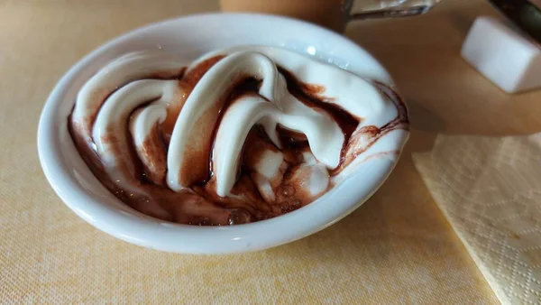 Café Una Taza Vidrio Helado Cremoso Con Cobertura Chocolate Postre — Foto de Stock