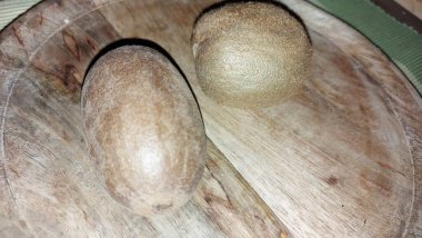 Tahta servis tabağında kivi. Organik meyve. Hasattan sonra çiğ kivi. Meyveler C vitaminleriyle doludur. Doğal ve eşsiz bir tadı var. Tatlı ve ekşi. Vejetaryen yiyecekler. Vejetaryen yemeği.