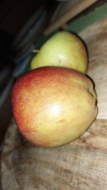 Ahşap servis tabağında elmalar. Organik meyve. Hasattan sonra çiğ elma. Meyveler vitamin ve minerallerle doludur. Doğal bir diş fırçası gibi. Tatlı ve ekşi olabilirler. Vejetaryen yemeği. Vejetaryen yemeği.