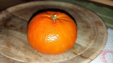 Ahşap servis tabağında mandalina. Organik meyve. Hasattan sonra çiğ mandalina. Meyveler vitamin ve minerallerle doludur. Doğal bir antioksidan. Tatlı ve ekşi. Vejetaryen yiyecekler. Vejetaryen yemeği.