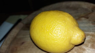 Tahta servis tabağında limon. Organik meyve. Hasattan sonra çiğ limon. Meyveler vitamin ve minerallerle doludur. Doğal bir güzellik iksiridir. Ekşiler. Vejetaryen yemeği. Vejetaryen yemeği.