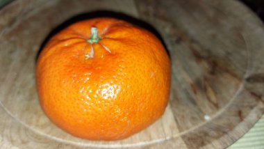 Ahşap servis tabağında mandalina. Organik meyve. Hasattan sonra çiğ mandalina. Meyveler vitamin ve minerallerle doludur. Doğal bir antioksidan. Tatlı ve ekşi. Vejetaryen yiyecekler. Vejetaryen yemeği.