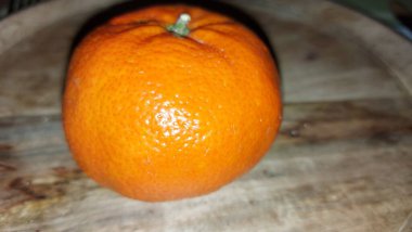 Ahşap servis tabağında mandalina. Organik meyve. Hasattan sonra çiğ mandalina. Meyveler vitamin ve minerallerle doludur. Doğal bir antioksidan. Tatlı ve ekşi. Vejetaryen yiyecekler. Vejetaryen yemeği.