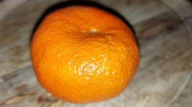 Ahşap servis tabağında mandalina. Organik meyve. Hasattan sonra çiğ mandalina. Meyveler vitamin ve minerallerle doludur. Doğal bir antioksidan. Tatlı ve ekşi. Vejetaryen yiyecekler. Vejetaryen yemeği.