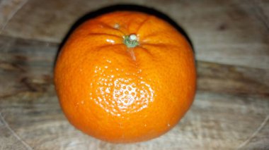 Ahşap servis tabağında mandalina. Organik meyve. Hasattan sonra çiğ mandalina. Meyveler vitamin ve minerallerle doludur. Doğal bir antioksidan. Tatlı ve ekşi. Vejetaryen yiyecekler. Vejetaryen yemeği.