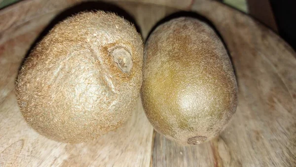 Kiwi Atas Piring Kayu Buah Organik Koki Mentah Setelah Panen — Stok Foto