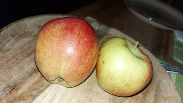 Яблука Дерев Яній Тарілці Органічні Плоди Насоси Яблука Після Урожаю — стокове фото