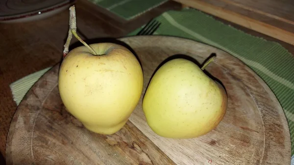 木製の皿の上にりんご 有機果実 収穫後の生のリンゴ ジューシーな果物にはビタミンやミネラルがたくさんあります それは自然な歯ブラシとして 甘みと酸味があります ビーガンフード ベジタリアン料理 — ストック写真