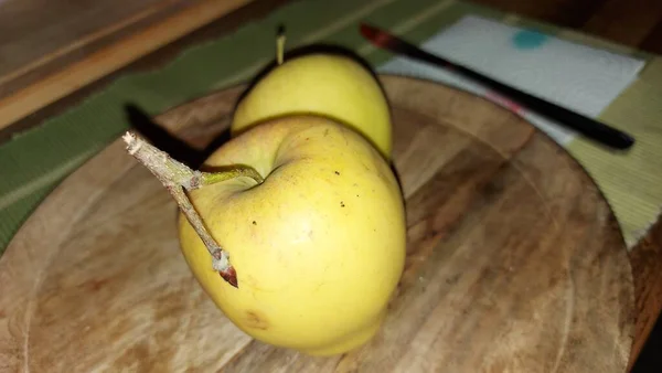 Maçãs Prato Serviço Madeira Fruta Orgânica Maçãs Cruas Após Colheita — Fotografia de Stock