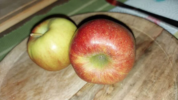 Pommes Sur Une Assiette Service Bois Fruits Biologiques Pommes Crues — Photo