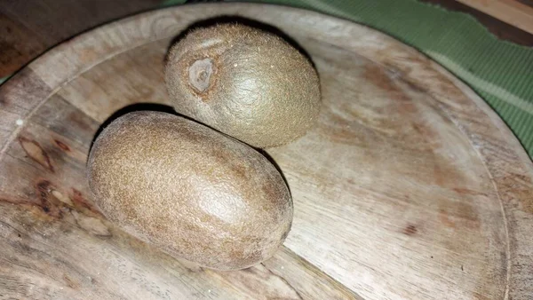 Kiwis Auf Einer Hölzernen Servierplatte Bio Obst Rohe Kiwis Nach — Stockfoto