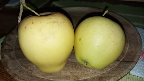 Jablka Dřevěném Podnose Ekologické Ovoce Syrová Jablka Sklizni Šťavnaté Ovoce — Stock fotografie
