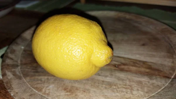 Lemon Wooden Serving Plate Organic Fruit Raw Lemons Harvest Juicy — Stock Photo, Image