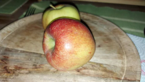木製の皿の上にりんご 有機果実 収穫後の生のリンゴ ジューシーな果物にはビタミンやミネラルがたくさんあります それは自然な歯ブラシとして 甘みと酸味があります ビーガンフード ベジタリアン料理 — ストック写真