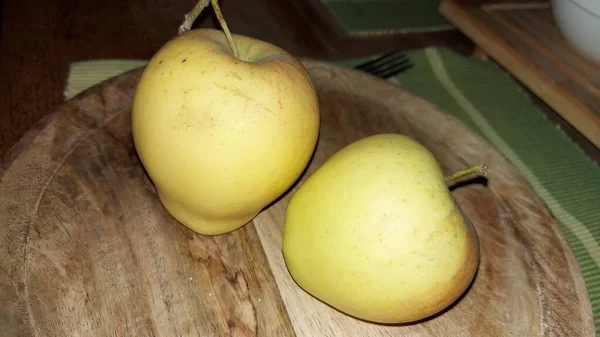Manzanas Plato Servicio Madera Fruta Orgánica Manzanas Crudas Después Cosecha — Foto de Stock
