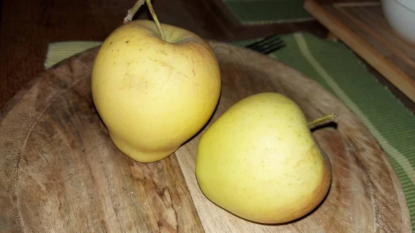 Apel Piring Kayu Buah Organik Apel Mentah Setelah Panen Buah — Stok Foto