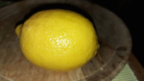 Limão Prato Serviço Madeira Fruta Orgânica Limões Crus Após Colheita — Fotografia de Stock