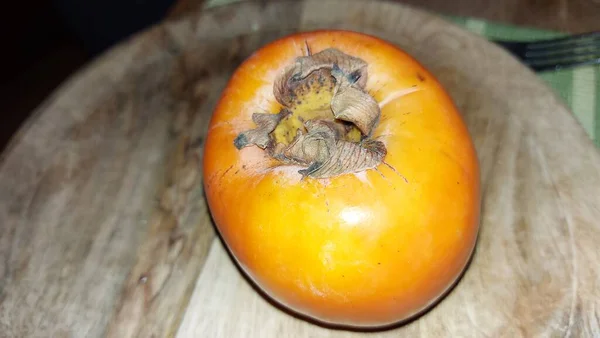 Persimmon Ovoce Dřevěném Servírovacím Talíři Ekologické Ovoce Surový Persimmon Sklizni — Stock fotografie
