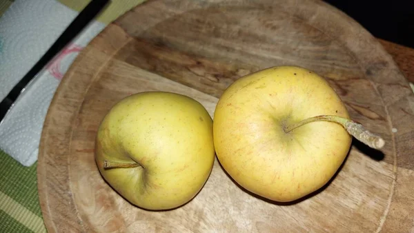 Maçãs Prato Serviço Madeira Fruta Orgânica Maçãs Cruas Após Colheita — Fotografia de Stock