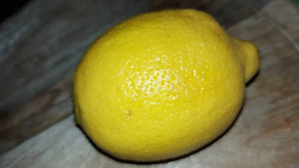 Limão Prato Serviço Madeira Fruta Orgânica Limões Crus Após Colheita — Fotografia de Stock