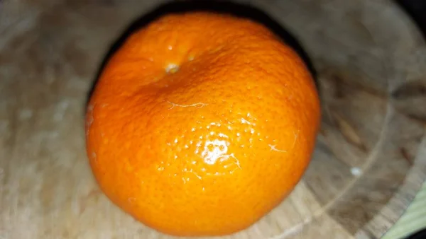 Mandarine Auf Einer Hölzernen Servierplatte Bio Obst Rohe Mandarine Nach — Stockfoto