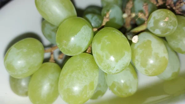 Monte Uvas Maduras Num Prato Para Servir Fruta Orgânica Uvas — Fotografia de Stock