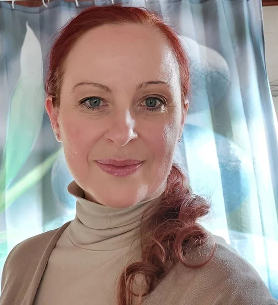 Portrait Smiling Woman Winter Clothing Studio Shot Redhead Cheerful Person — Photo