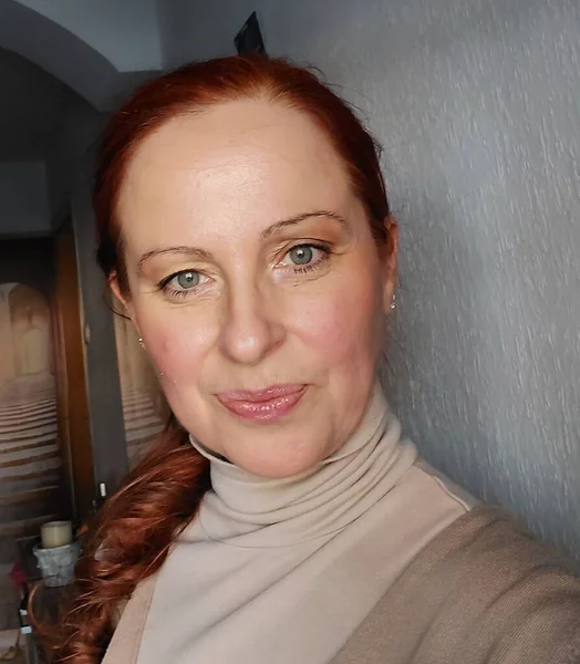 Portrait Smiling Woman Winter Clothing Studio Shot Redhead Cheerful Person — Stockfoto