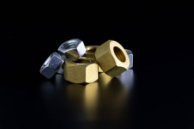 Yansıtıcı Siyah Yüzey Üzerine Gümüş ve Altın Donanım Fındıkları Grubu