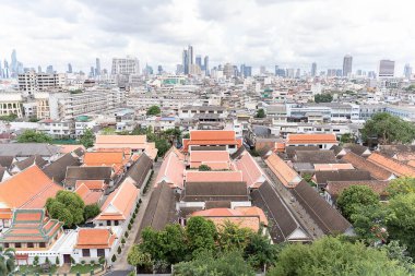 Bangkok çevresindeki binalar, Tayland 'daki Phu Khao Tanga Tapınağı' nın en yüksek noktasında.