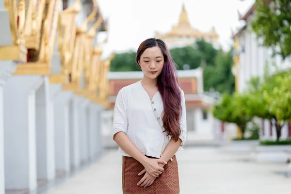 Retrato Mulher Budista Asiática Vestindo Vestido Tradicional Tailândia Stand Igreja — Fotografia de Stock
