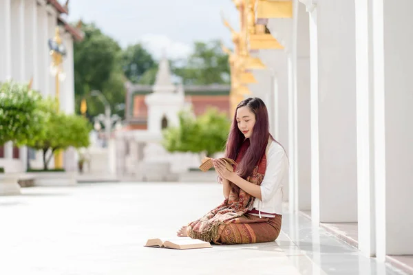 Mulher Budista Asiática Vestindo Vestido Tradicional Tailândia Lendo Sânscrito Antigo — Fotografia de Stock