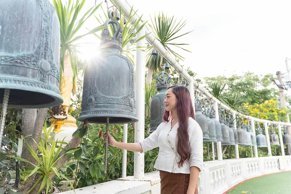 Ásia Mulher Vestindo Vestido Tradicional Tailândia Carrilhão Para Felicidade Wat — Fotografia de Stock