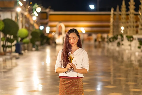 Genç Bir Kadın Elinde Mumla Gülümsüyor Geceleri Wat Suit Thepwararam — Stok fotoğraf
