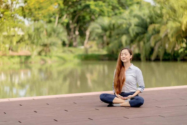 Young Asian Woman Meditating Canal Sunrise — Fotografia de Stock