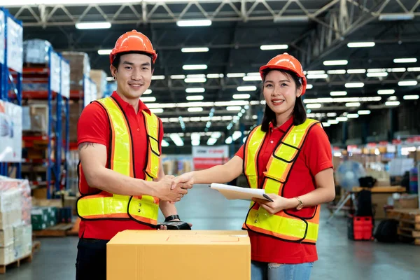 Male Female Staff Workers Shaking Hands Deals Warehouse Success Collaboration —  Fotos de Stock