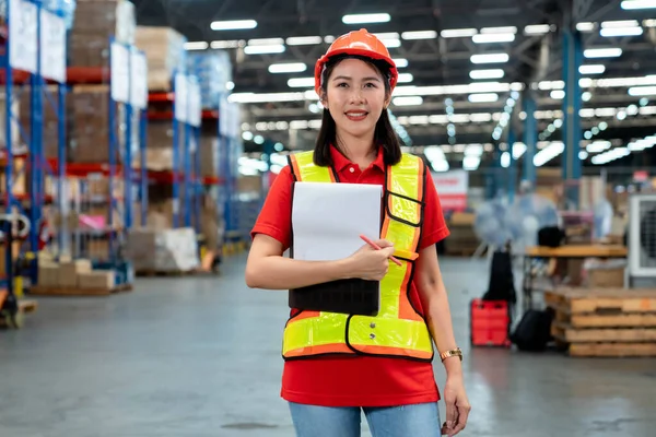 Intelligente Donna Asiatica Sorridente Che Lavora Nel Magazzino Del Negozio — Foto Stock