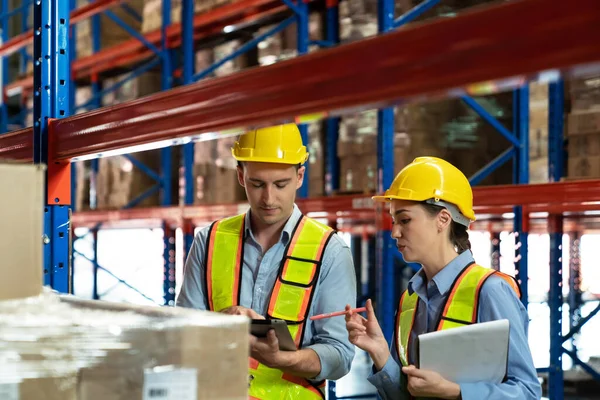 Male Female Warehouse Workers Discussing Shipping Schedule Logistic Business Export Stockbild