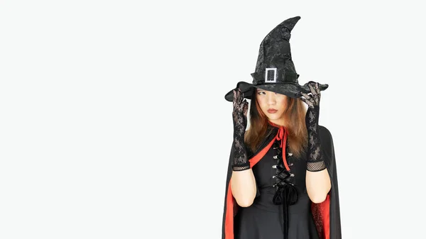 Garota com fantasia de bruxa para o halloween, em fundo branco