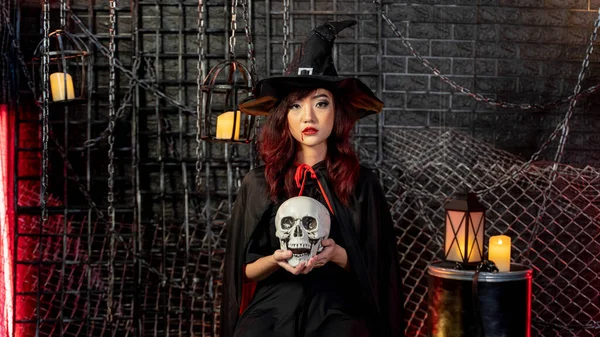 Gyönyörű Visel Boszorkány Jelmez Tartja Koponya Halloween Téma — Stock Fotó